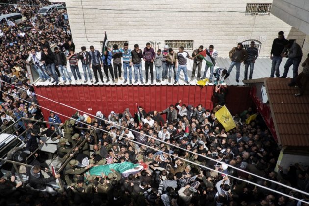  الاف الفلسطينيين يشيعون اسيرا توفي في سجن اسرائيلي 000-Nic6192534-jpg_151440