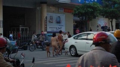 Việt nam - Cả nhà khỏa thân đi xin tiền viện phí 20111129112619_khoathan1