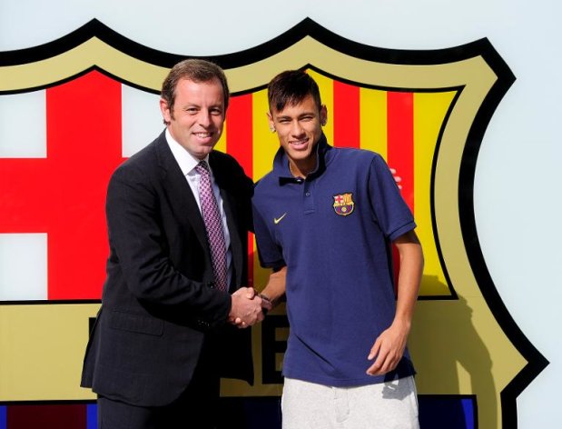 Foto de 3 de junho de 2013 mostra o então presidente do Barcelona, Sandro Rosell, ao lado do jogador Neymar
