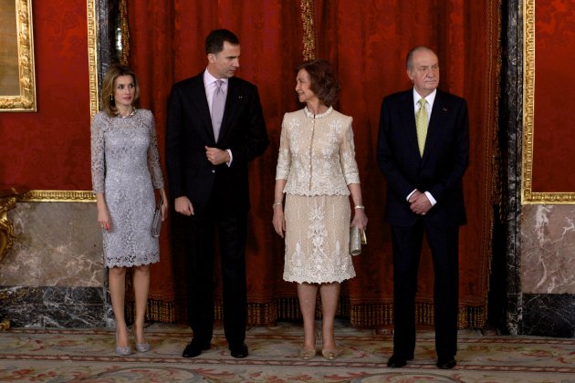 MADRID, SPAIN - JANUARY 25:  (L to R) Princess Letizia of Spain, Prince Felipe of Spain, Queen Sofia of Spain and King Juan Carlos of Spain attend the Gala Dinner in honour of Peruvian President Ollanta Humala at The Royal Palace on January 25, 2012 in Madrid, Spain.  (Photo by Carlos Alvarez/Getty Images)