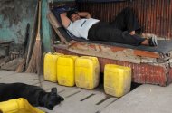 Homem dorme em Jacarta