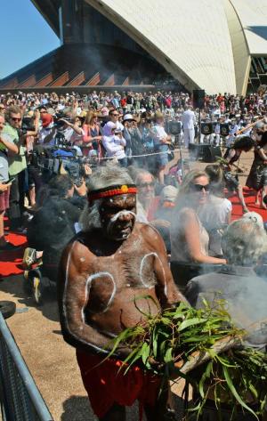 Aboriginal elder (C) performs a smoking ceremony on …