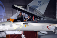 馬英九總統16日前往臺南空軍基地主持空軍「翔展專案」接裝典禮暨茶會，親自登上IDF經國號機艙參觀，比出「讚」的手勢。 （軍聞社記者林宜慶攝）