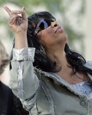 Singer Donna Summer performs on NBC's Today Show Summer Concert Series in New York in this May 30, 2008 file photograph. Summer died on May 17, 2012 at age 63 after a battle with cancer according to TMZ which reported the singer's death.    REUTERS/Shannon Stapleton/Files   (UNITED STATES - Tags: ENTERTAINMENT OBITUARY)