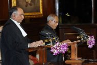 Le nouveau président de l'Inde, Pranab Mukherjee, a prêté serment mercredi en assurant vouloir combattre la pauvreté endémique du pays et lutter contre la corruption, "un diable" qui freine les progrès de la nation