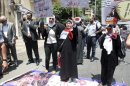 Varios manifestantes sirios muestran pancartas durante una protesta contra la actitud del primer ministro turco, Recep Tayyip Erdogan. EFE/Archivo