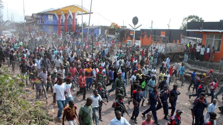 Manifestantes protestan por la violencia en Goma, Congo, el sábado 24 de agosto del 2013. (Foto AP/Alain Wandimoyi)