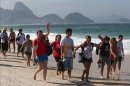 En la imagen, un grupo de peregrinos argentinos caminan por la playa de Copacabana en la ciudad de Río de Janeiro (Brasil). EFE/Archivo