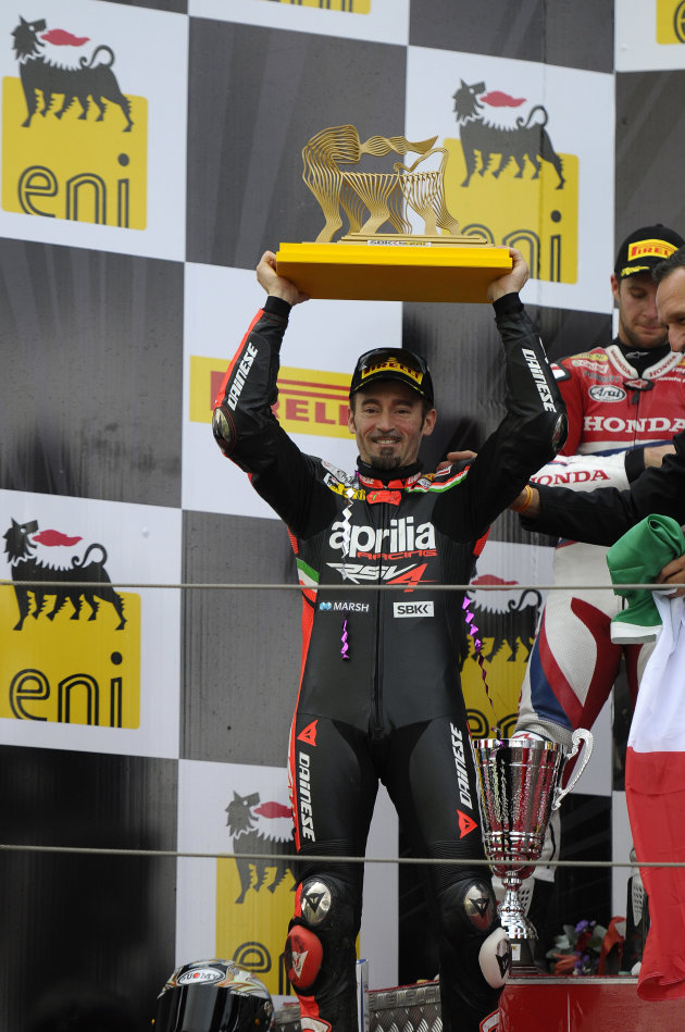 956-R14-Biaggi-podium-jpg_103155