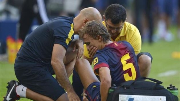 Marc Muniesa receives treatment in Barcelona's friendly against Hamburg
