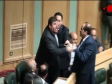 Tiros y peleas en el Parlamento jordano