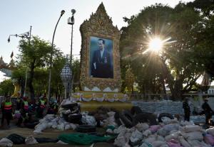 Thai soldiers stand guard next to a portrait of King&nbsp;&hellip;