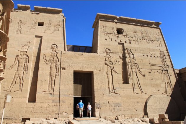 Đền thờ Isis trên đảo Philae   Vào cuối thế kỉ 19, Ai Cập gặp phải vấn đề tăng dân số quá nhanh. Điều này dẫn đến một yêu cầu cấp thiết là phải có thêm đất trồng trọt cho nông nghiệp, cùng với đó, ngư