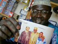 Ο Κενυάτης αδελφός του Ομπάμα...ζήλεψε και θέλει να γίνει πολιτικός