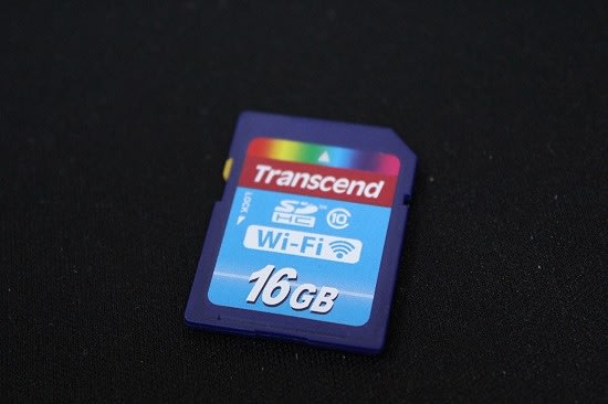 ▲ Wi-Fi 記憶卡的外觀跟一般 SD 卡沒什麼兩樣，貼紙尚可以看到「Wi-Fi」字樣表示這張記憶卡有 Wi-Fi 功能。