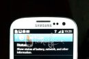Samsung Galaxy S III Berpose Menggunakan Android 4.3