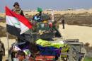 Iraqi security forces gather to advance towards the center of Ramadi city