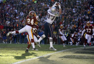 Rob Gronkowski (87) atrapa por los Patriots de Nueva Inglaterra un pase en la zona de touchdown de los Redskins de Washington el domingo 11 de diciembre del, 2011 en Landover, Maryland. (Foto AP/Evan Vucci)