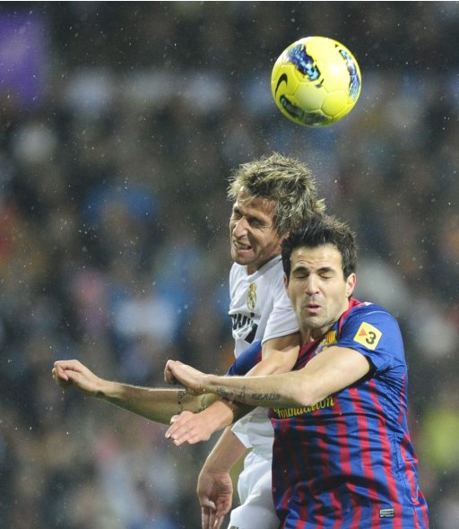 ريال مدريد 1-3 برشلونة ( صور اللقاء ) Barcelonas-midfielder-cesc-fabregas-l-20111210-133415-661