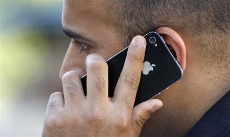 A man uses an Apple iPhone in Santa Monica, California August 24, 2011. REUTERS/Mario Anzuoni