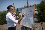 El candidato presidencial republicano, ex gobernador de Massachusetts, Mitt Romney escribe en una pizarra mientras hablaba de Medicare durante una conferencia de prensa en Greer, Carolina del Sur, el jueves 16 de agosto de 2012. (Foto AP/Evan Vucci)