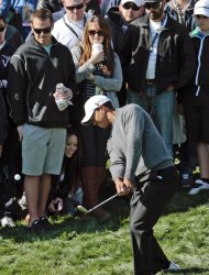 Tiger Woods va por el tercer hoyo durante la ronda número tres del Chevron Challenge el sábado 3 de diciembre del 2011 en Thousand Oaks, California. Woods terminó un golpe abajo del líder, Zach Johnson. (Foto AP/Jason Redmond)
