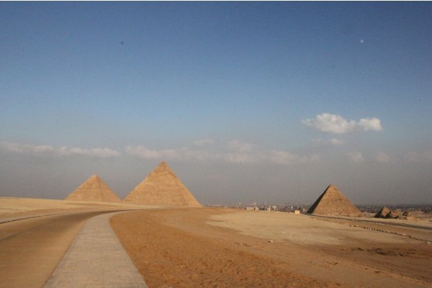 Khi bay trên cao với biểu tượng thần chim ưng cai quản bầu trời Horus trên cánh máy bay, nhìn những sa mạc cát cháy mênh mông phía dưới, tôi vẫn không hiểu hết sự vĩ đại mà người Ai Cập cổ đã làm với 