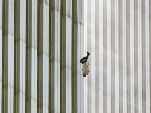 Uma das fotos mais impressionantes do 11 de setembro. "The Falling Man" (O homem que cai) mostra um cidadão pulando de cabeça, tentando escapar do incêndio. (Foto: AP)