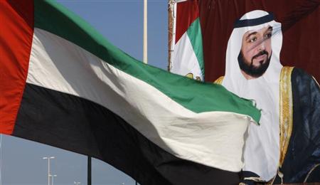 علم الامارات العربية المتحدة أمام لوحة كبيرة لرئيس البلاد الشيخ خليفة بن زايد ال نهيان في ابوظبي. تصوير: أحمد جاد الله - رويترز