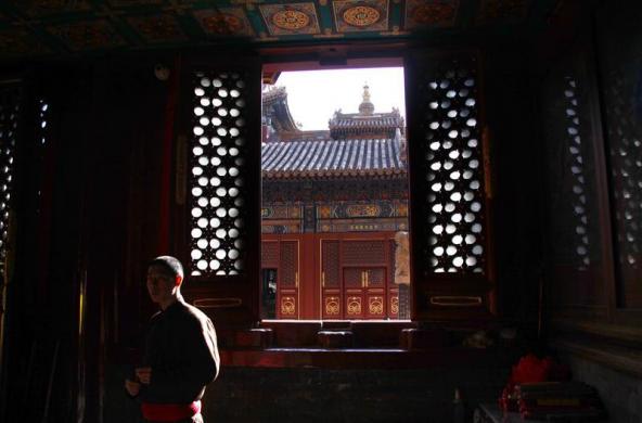 Salah satu kuil kecil di kompleks kuil Yonghegong Lama di Beijing tengah, 2 Januari 2012.