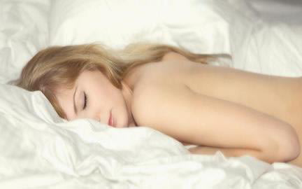 6 lợi ích bất ngờ của ngủ “nude”