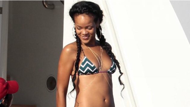  Photos:  Rihanna's Buff Beach Body