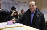 Democratic party (PD) leader Pierluigi Bersani casts his vote at a polling station in Piacenza, February 24, 2013. REUTERS/Paolo Bona