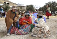 Fotografía cedida por la Presidencia de Perú que muestra a pobladores de la localidad de Corani, Provincia de Carabaya (Perú), mientras esperan la ayuda enviada por el Gobierno peruano. EFE