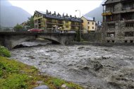 Desbordamiento del río Ésera en el Valle de Benasque, en el Pirineo de Huesca, el pasado mes de junio. EFE/Archivo