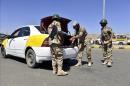 Agentes yemeníes inspeccionan un vehículo cerca de Saná. EFE/Archivo