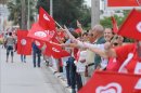 Varios miles de tunecinos, entre ellos miembros de la Asamblea Constituyente que habían dimitido, forman una cadena humana para exigir la salida del Gobierno, en la Plaza del Bardo, Túnez, hoy 31 de agosto de 2013. EFE