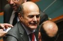 Il leader del Pd Pier Luigi Bersani abbraccia il segretario del pdl Angelino Alfano oggi in aula alla Camera durante la prima votazione per l'elezione del nuovo presidente della Repubblica