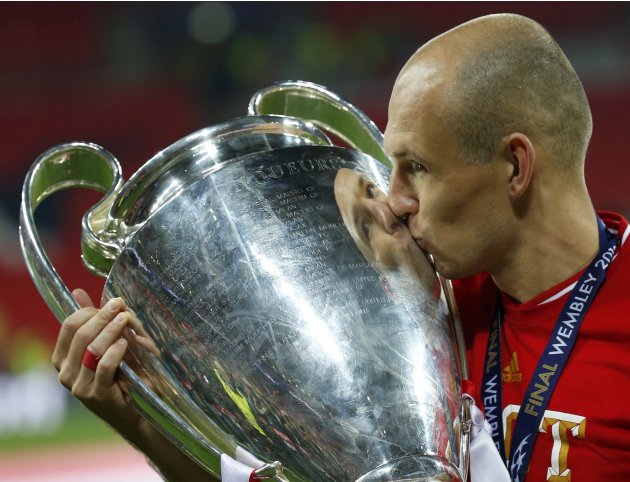 Bayern Munich's Robben kisses the trophy after defeating Borussia Dortmund in their Champions League Final soccer match at Wembley Stadium in London