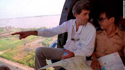 Ông Kerry trò chuyện với ông Nguyễn Xuân Phong thuộc Bộ Ngoại giao VN trên trực thăng trong chuyến thăm ĐBSCL ngày 20.11.1992