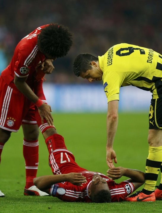 Bayern Munich's Boateng receives treatment from Dante after Borussia Dortmund's Lewandowski stepped on his ankle in Champions League final in London
