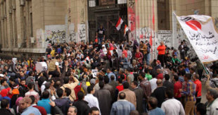 (بالصور) مسيرات القاهرة ترفع راية العصيان لمرسى بجمعة"محاكمة النظام". S220132217949