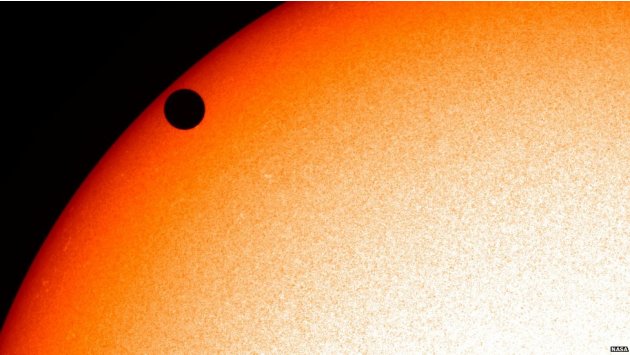 صورة من وكالة ناسا لكوكب الزهرة الذي بدا للمراقبين على سطح الأرض كبقعة سوداء أمام الشمس