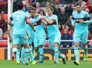 West Ham United&#39;s Dimitri Payet (3rd R) celebrates&nbsp;&hellip;