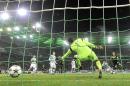Moenchengladbach's Lars Stindl, right, scores his side's opening goal during the Champions League group C soccer match between Borussia Moenchengladbach and Celtic FC in Moenchengladbach, Germany, Tuesday, Nov. 1, 2016. (AP Photo/Martin Meissner)