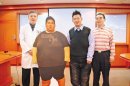 　脫胎換骨▲曾是亞洲第一胖的吳健順與最胖時的人型立牌、醫師黃致錕（左）及父親吳志文（右）合影。（林雅惠攝）