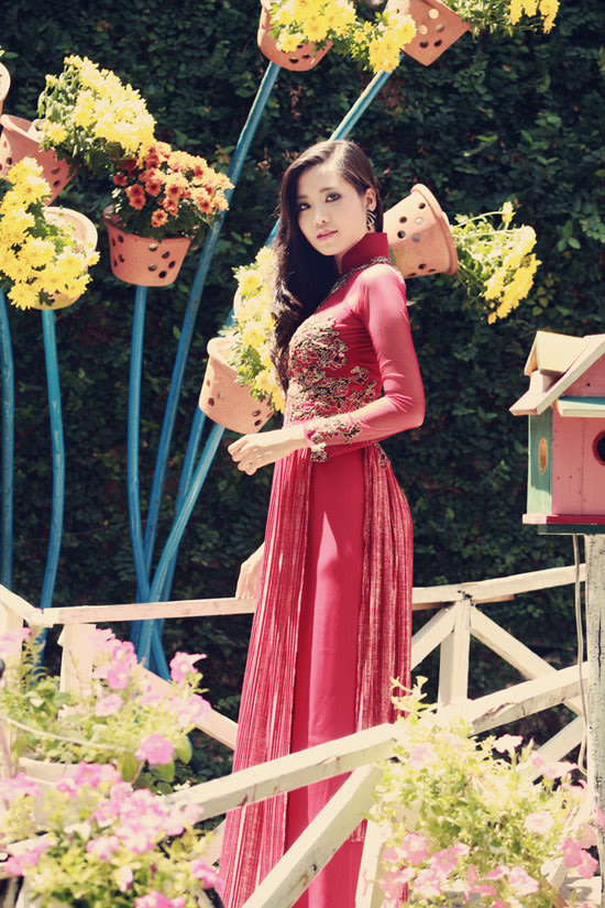 Hoa hậu biển Ninh Hoàng Ngân rực rỡ trong nắng