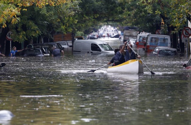 الأرجنتين ..امطار مفاجئة تتحول لفيضانات قتلت 46 شخصا على الأقل .. الخبر بالصور 2013-04-02T171840Z_2143247538_GM1E94303LR01_RTRMADP_3_ARGENTINA