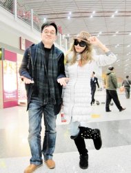 　▲Makiyo（右）與導演林育賢受困北京機場，無奈第一次見面竟如此悽慘。（王雨晴攝）