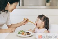 家長，除了透過讓孩子喝牛奶來補充所許的鈣質外，還可以透過食用其他含鈣量高的食物，來幫孩子達到補鈣的效果。